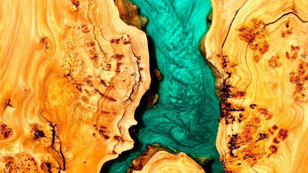 Türkises Epoxidharz füllt eine Lücke in einem Holzbrett | Bild: mauritius images / Margarita Mechenko / Alamy / Alamy Stock Photos